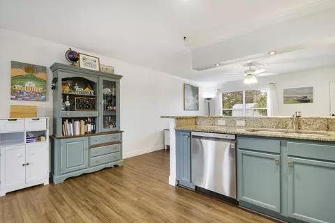 Kitchen - 104 Banyan Cir, Jupiter, FL 33458 photo 3 of 7
