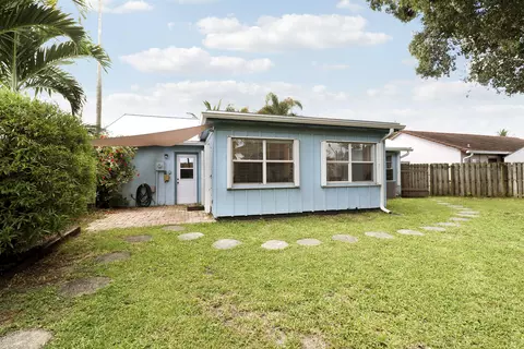 Exterior - 104 Banyan Cir, Jupiter, FL 33458 photo 4 of 6