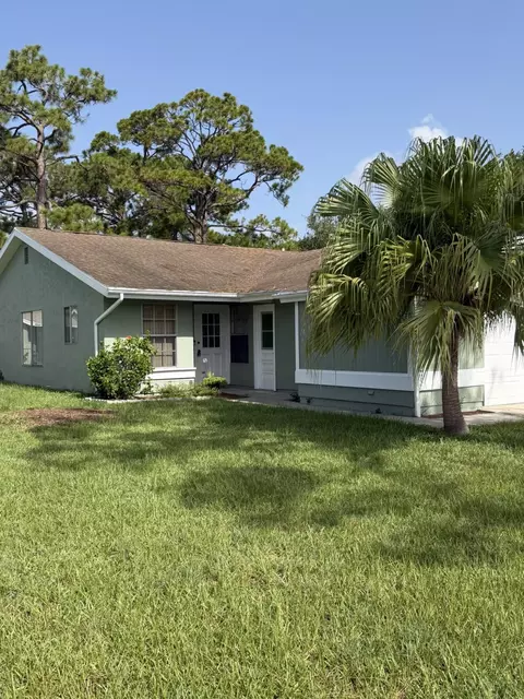 1720 SE Linpark Ct, Port Saint Lucie, FL 34952