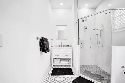 Bath - 2340 NE 47th St, Lighthouse Point, FL 33064 photo 4 of 15