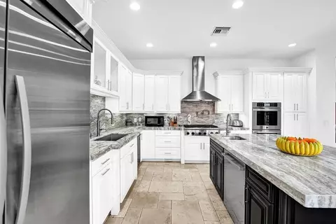 Kitchen - 2340 NE 47th St, Lighthouse Point, FL 33064 photo 8 of 11