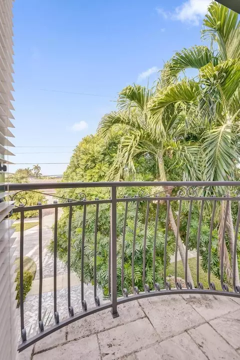 Exterior - 2340 NE 47th St, Lighthouse Point, FL 33064 photo 6 of 11
