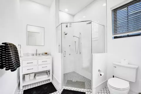 Bath - 2340 NE 47th St, Lighthouse Point, FL 33064 photo 3 of 15