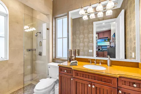 Bath - 2409 NE 27th St, Lighthouse Point, FL 33064 photo 3 of 8
