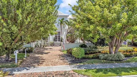 Exterior - 2409 NE 27th St, Lighthouse Point, FL 33064 photo 2 of 15
