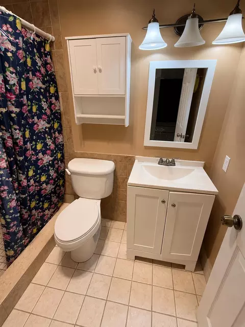 Bath - 3394 SE Jefferson St, Stuart, FL 34997 photo 1 of 3