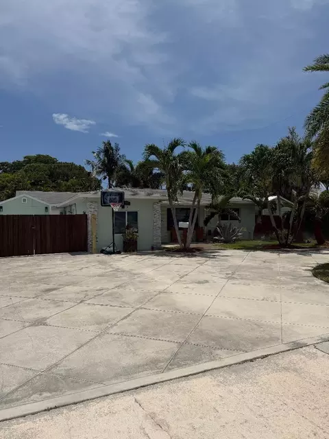 819 6th St, Lake Park, FL 33403