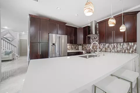 6933 Desert Inn Ter, Lake Worth, FL 33463