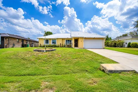 392 SE Crosspoint Dr, Port Saint Lucie, FL 34983