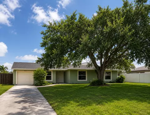 2565 SE Hemsing St, Port Saint Lucie, FL 34984