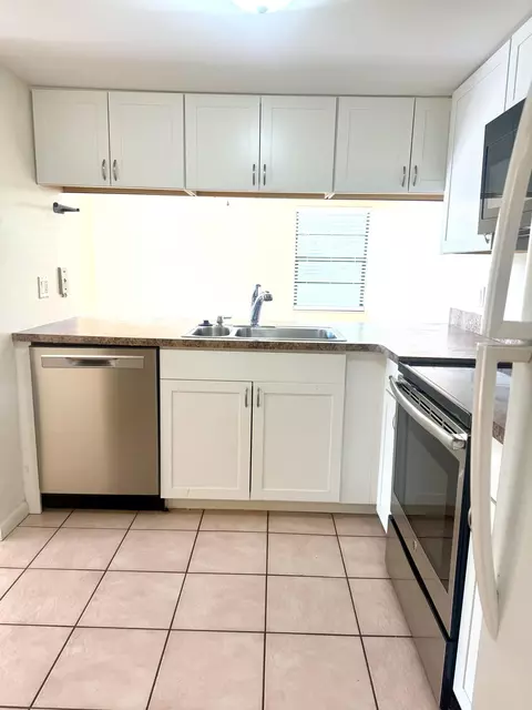 Kitchen - 3100 SE Brook St, Stuart, FL 34997 photo 3 of 4