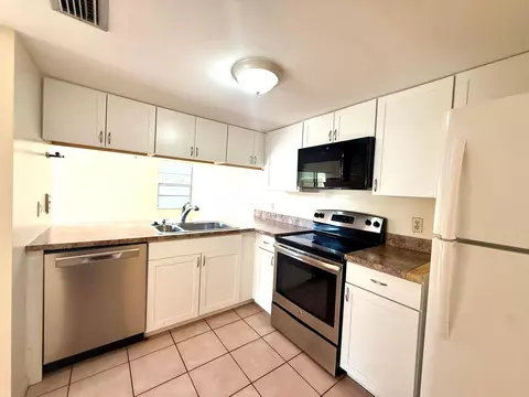 Kitchen - 3100 SE Brook St, Stuart, FL 34997 photo 2 of 4