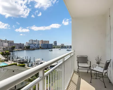 126 Golden Isles Dr #52A, Hallandale Beach, FL 33009