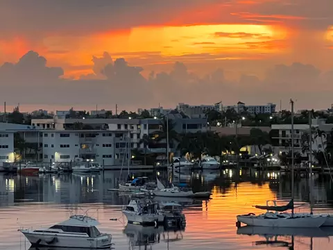 126 Golden Isles Dr #52A, Hallandale Beach, FL 33009