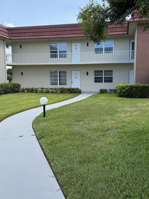 33 Pine Arbor Ln #102, Vero Beach, FL 32962