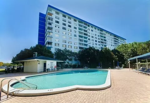 4001 Hillcrest Dr #705, Hollywood, FL 33021