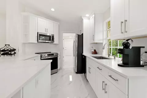 Kitchen - 198 Brier Cir, Jupiter, FL 33458 photo 4 of 6