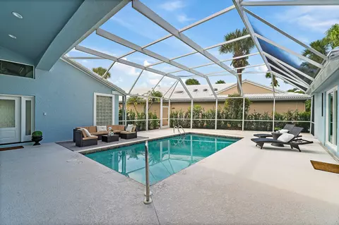 Exterior - 17104 Crossgate Dr, Jupiter, FL 33477 photo 2 of 5