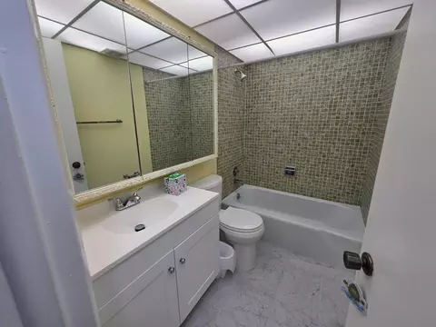 Bath - 5403 SE Miles Grant Rd #H108, Stuart, FL 34997 photo 4 of 8