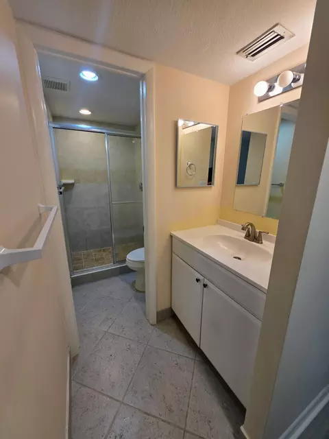 Bath - 5403 SE Miles Grant Rd #H108, Stuart, FL 34997 photo 3 of 8