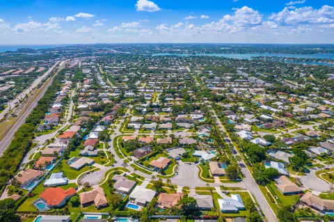 View/Area - 88 Pinehill Trl E, Tequesta, FL 33469 photo 3 of 8
