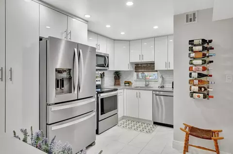 700 S Hollybrook Dr #104, Pembroke Pines, FL 33025