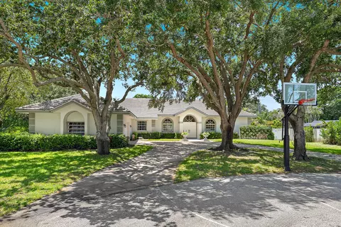 Exterior - 3 SE Loggerhead Ln, Tequesta, FL 33469 photo 2 of 7