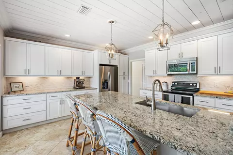 Kitchen - 3 SE Loggerhead Ln, Tequesta, FL 33469 photo 2 of 2