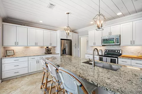 Kitchen - 3 SE Loggerhead Ln, Tequesta, FL 33469 photo 2 of 2