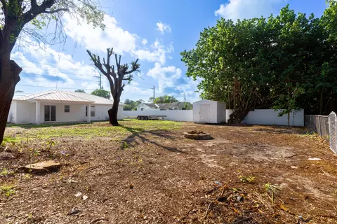 Exterior - 5060 SEbbtide Ave, Stuart, FL 34997 photo 8 of 10