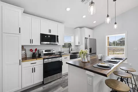 Kitchen - 20806 NW 274th St, Okeechobee, FL 34972 photo 2 of 3