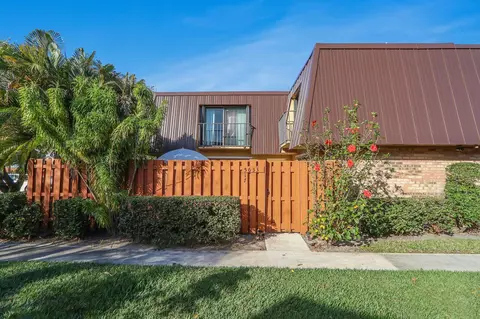 Exterior - 5633 SE Windsong Ln, Stuart, FL 34997 photo 2 of 9