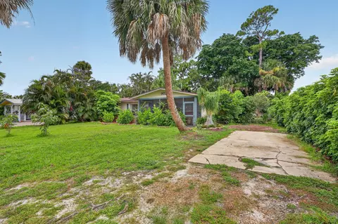 Exterior - 902 SE Ocean Ave, Stuart, FL 34996 photo 3 of 16
