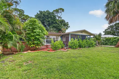 Exterior - 902 SE Ocean Ave, Stuart, FL 34996 photo 1 of 16