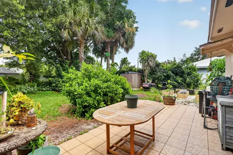Exterior - 902 SE Ocean Ave, Stuart, FL 34996 photo 7 of 16