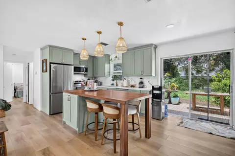 Kitchen - 902 SE Ocean Ave, Stuart, FL 34996 photo 2 of 7