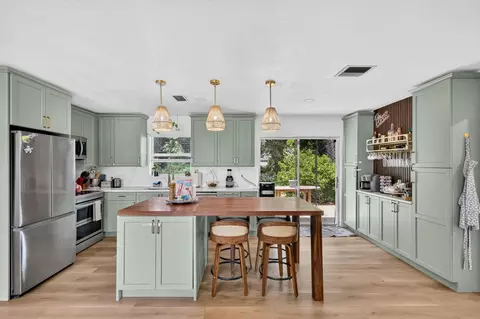Kitchen - 902 SE Ocean Ave, Stuart, FL 34996 photo 1 of 7