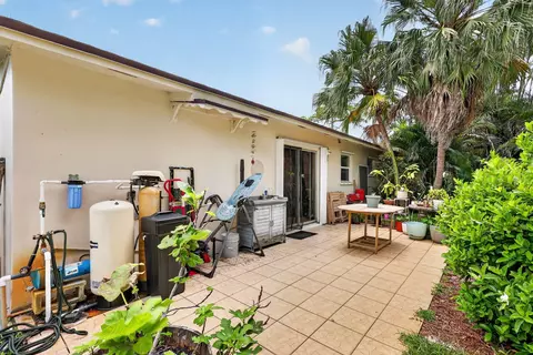 Exterior - 902 SE Ocean Ave, Stuart, FL 34996 photo 6 of 16