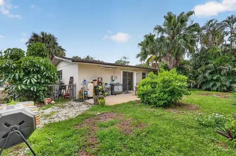 Exterior - 902 SE Ocean Ave, Stuart, FL 34996 photo 11 of 16