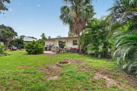 Exterior - 902 SE Ocean Ave, Stuart, FL 34996 photo 13 of 16