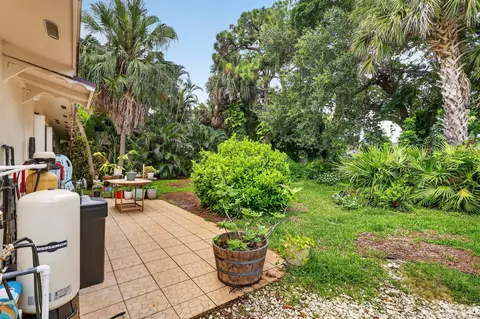 Exterior - 902 SE Ocean Ave, Stuart, FL 34996 photo 9 of 16