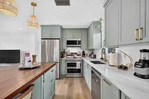 Kitchen - 902 SE Ocean Ave, Stuart, FL 34996 photo 6 of 7