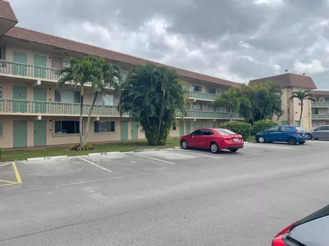 400 Village Green Cir W #202, Palm Springs, FL 33461