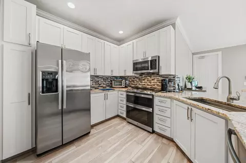 Kitchen - 142 Newcastle Dr, Jupiter, FL 33458 photo 2 of 4