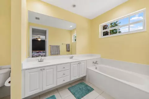 Bath - 142 Newcastle Dr, Jupiter, FL 33458 photo 3 of 4