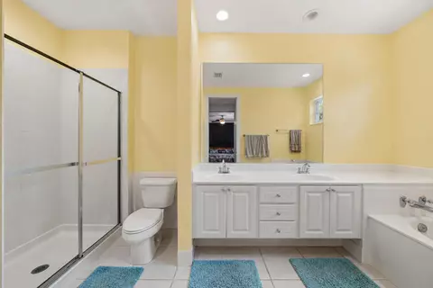 Bath - 142 Newcastle Dr, Jupiter, FL 33458 photo 4 of 4