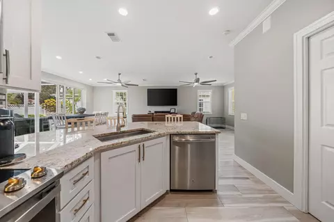 Kitchen - 142 Newcastle Dr, Jupiter, FL 33458 photo 4 of 4