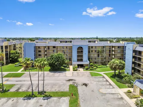 2820 Tennis Club Dr #401, West Palm Beach, FL 33417