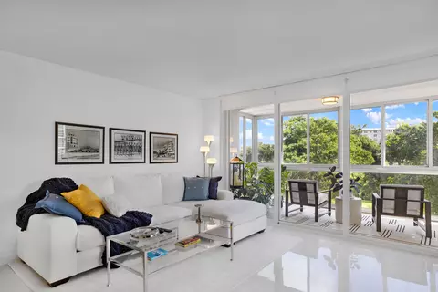 3930 Oaks Clubhouse Dr #401, Pompano Beach, FL 33069