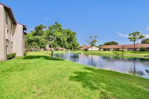 608 Sea Pine Way #E2, Greenacres, FL 33415